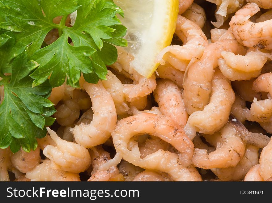 Shrimp appetizers decorated with persil and a slice of lemon