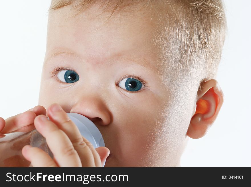 The blue-eyed kid eats a children's feed. The blue-eyed kid eats a children's feed