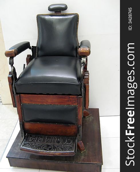 Shoe cleaning chair