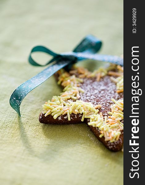 Decorated gingerbread cookies with green bow