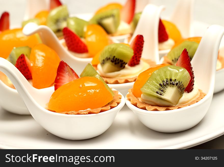 A delicious fruit tart witth peach and strawberries