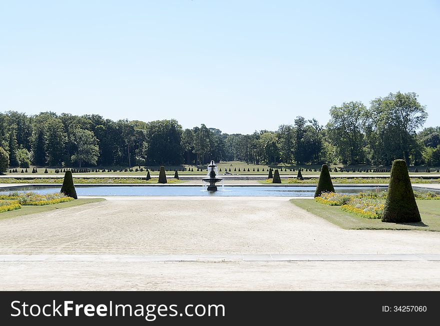 Outdoor garden with a fountain at the castle of fontainebleau.