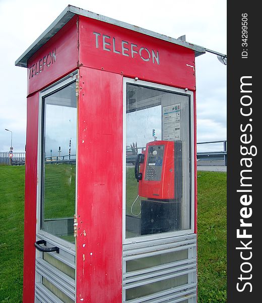 Telephone booth and device of a cable telephony