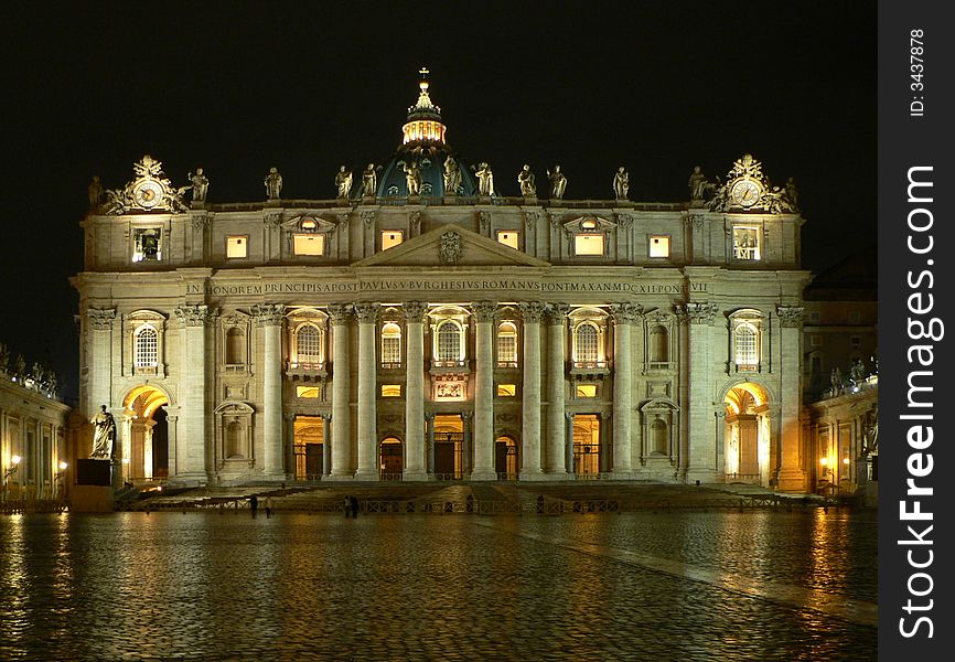 Saint Peter´s basilica in the night - Vatican. Saint Peter´s basilica in the night - Vatican