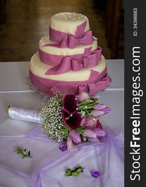 Wedding cake wedding flowers on the table