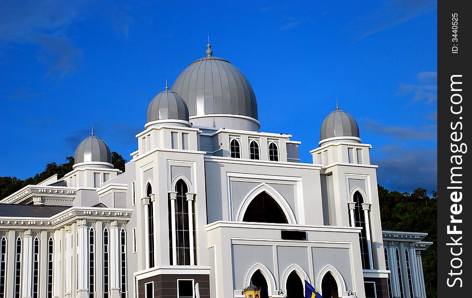 Beautiufl focus a mosque image on the blue sky background