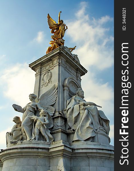 Statue in front of the Buckingham Palace called Victoria Memorial