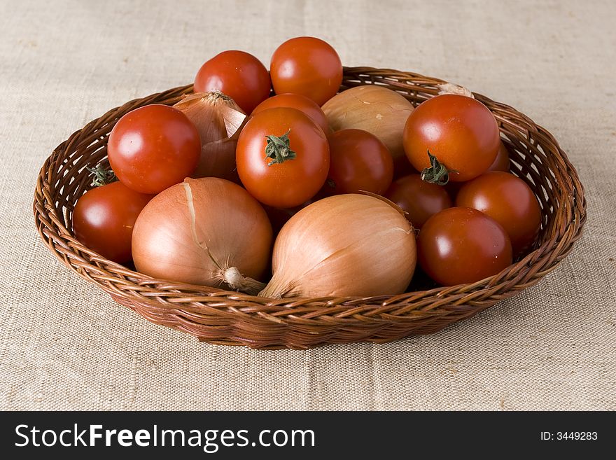 Onion and tomato in wicker tray