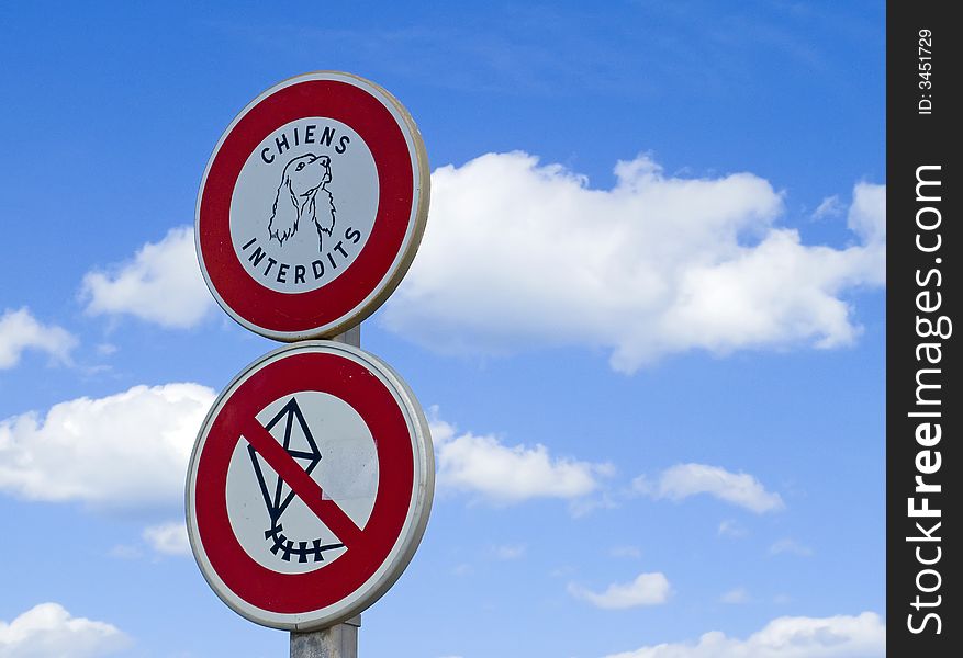 Sign on the coast: no dogs ad no kites. Sign on the coast: no dogs ad no kites