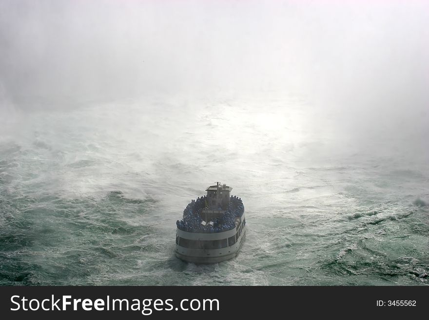 Niagara Falls and tourist boat