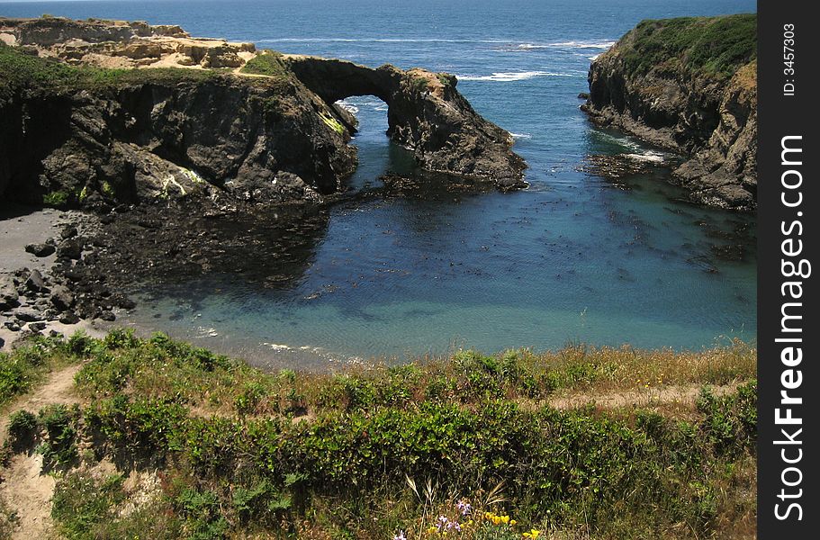 The picture of the sea arch like seen from Hendocino Headlands.
