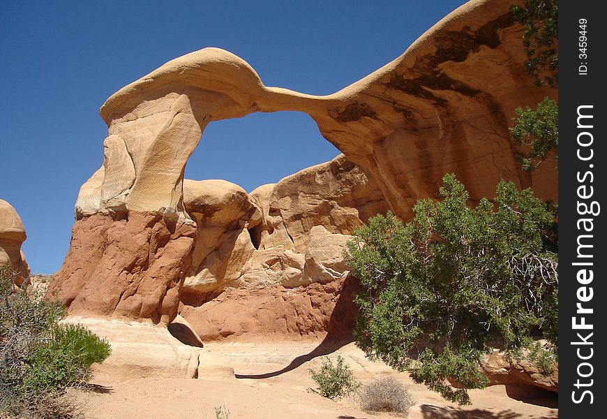 Metate Arch is the highlight of Devils Garden in Grand Staircase-Escalante National Monument. Metate Arch is the highlight of Devils Garden in Grand Staircase-Escalante National Monument.