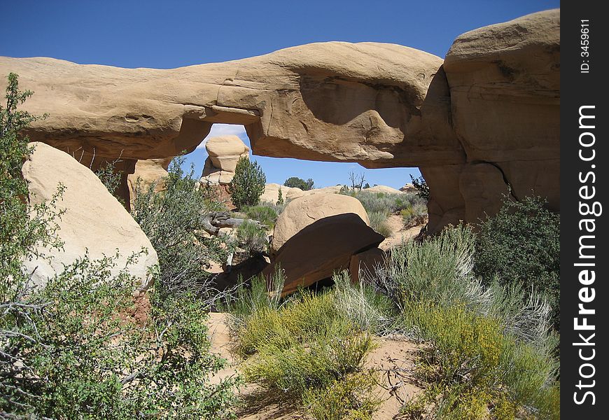 Mano Arch is another natural arch in Devils Garden. Mano Arch is another natural arch in Devils Garden.