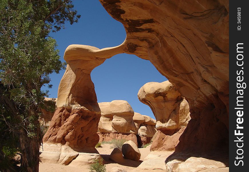 Metate Arch is the natural arch in Devils Garden. Metate Arch is the natural arch in Devils Garden.