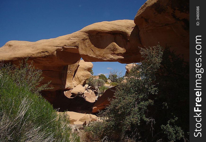 Mano Arch is the natural arch in Devils Garden. Mano Arch is the natural arch in Devils Garden.