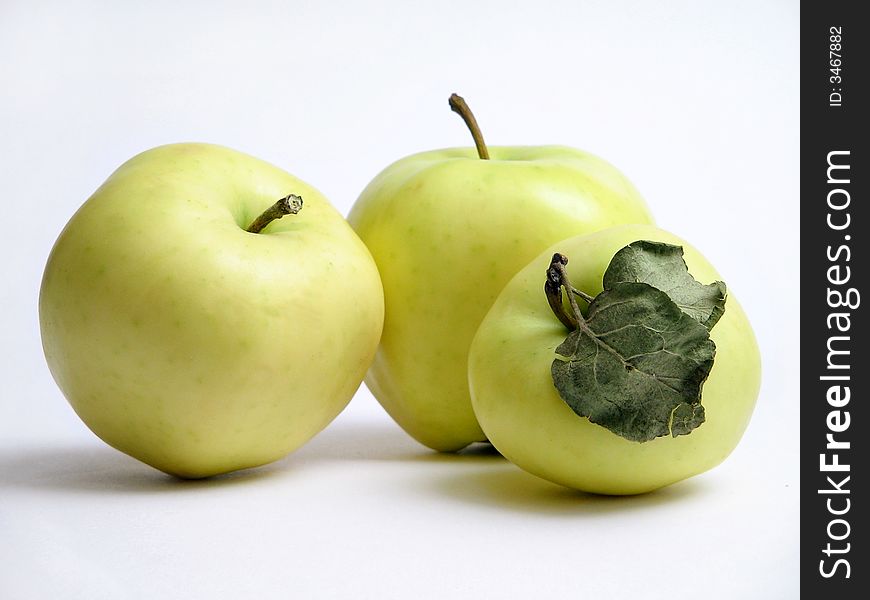 Three apples on a bel a background