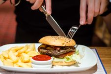 Eating Burger Royalty Free Stock Images Eating Burger Royalty Free Stock Images
