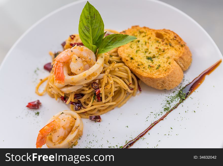 Prawn fried spaghetti with garlic bread