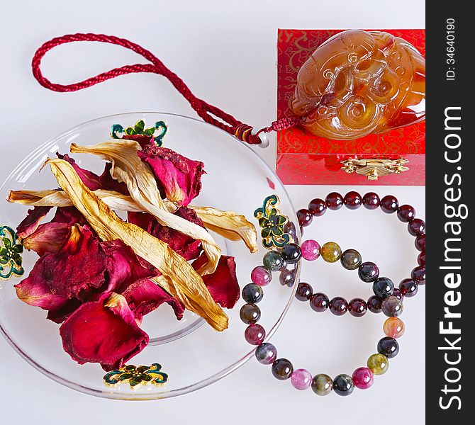 Dried flowers placed in the dish, agate and bracelets quietly stood next. Dried flowers placed in the dish, agate and bracelets quietly stood next.