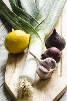 Fresh Onion, Garlic And Lemon On A Wooden Cutting Board. Royalty Free Stock Photos Fresh Onion, Garlic And Lemon On A Wooden Cutting Board. Royalty Free Stock Photos