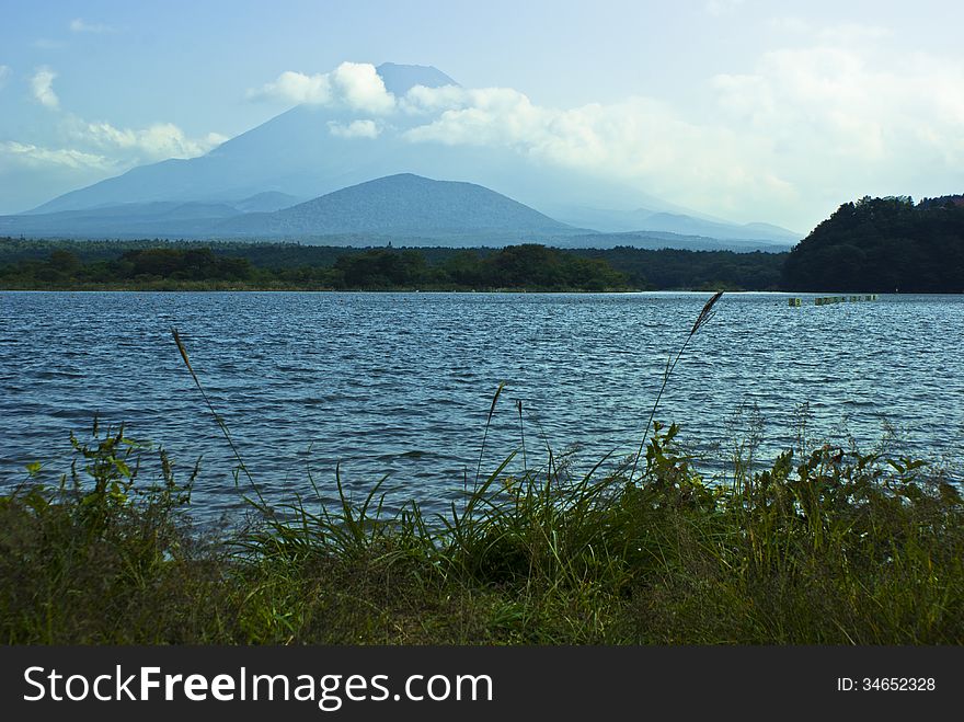 Can see Fuji mountain glimpse at the lake