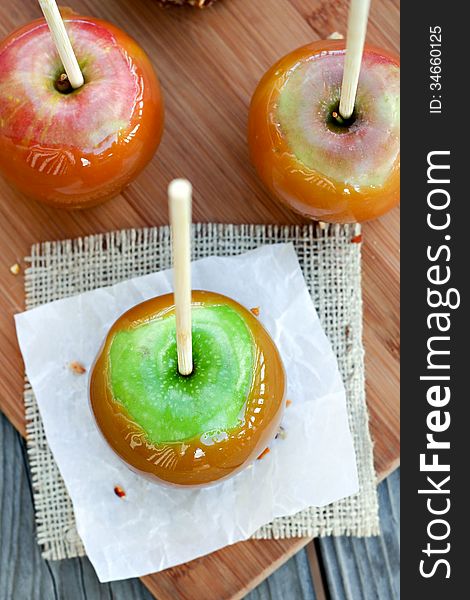 Red and green caramel apples