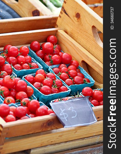 Cherry tomatoes for sale at farmers&#x27; market.