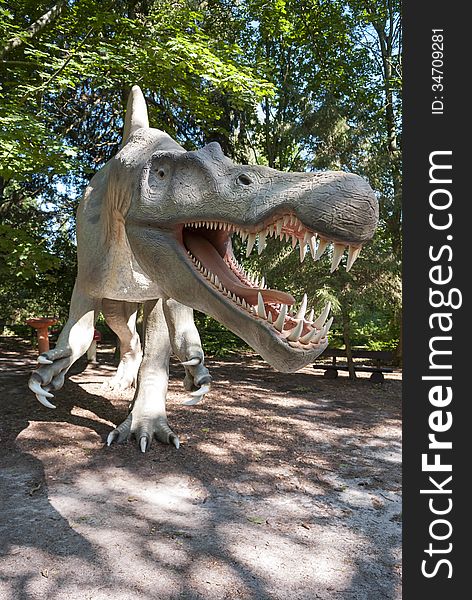 Jurassic park - sculpture of dinosaur (tyrannosaur/spinosaurus) in live size. Jurassic park - sculpture of dinosaur (tyrannosaur/spinosaurus) in live size.