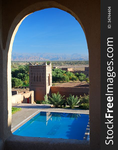 Skoura is a town in Ouarzazate Province, Souss-Massa-DrÃ¢a, Morocco. Skoura is a fertile oasis lined with immense palm groves. Skoura is a town in Ouarzazate Province, Souss-Massa-DrÃ¢a, Morocco. Skoura is a fertile oasis lined with immense palm groves