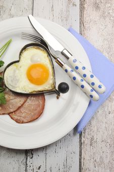 Ham With Heart Shape Egg Cooked Breakfast - Vertical Royalty Free Stock Images Ham With Heart Shape Egg Cooked Breakfast - Vertical Royalty Free Stock Images