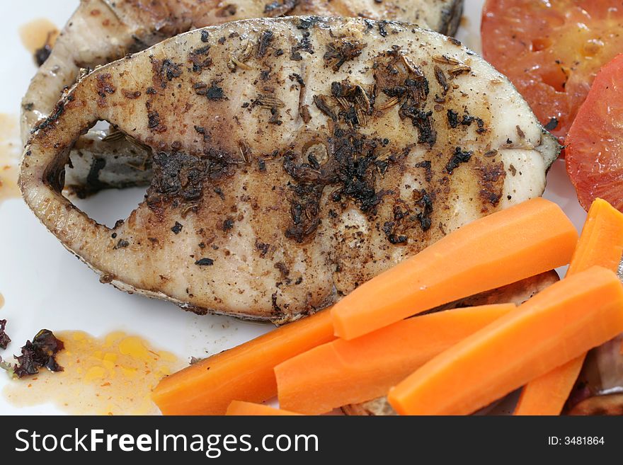 Pan seared mackerel served with carrots, sliced tomatoes and white wine