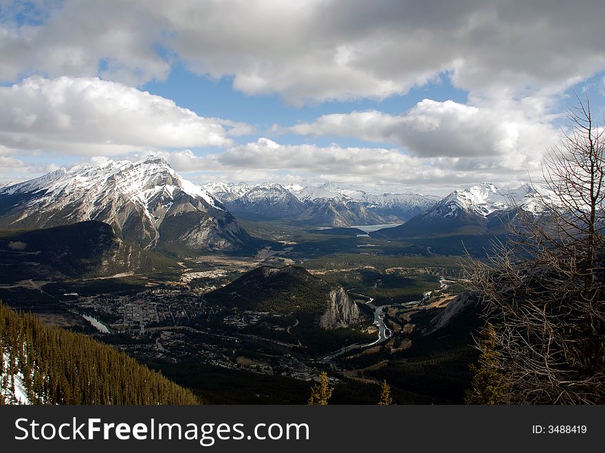 Beautiful Canadian Rocky Mountains surounding Banff Springs. Beautiful Canadian Rocky Mountains surounding Banff Springs.