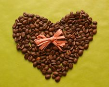 Coffee Beans In A Shape Of Heart With A Bow Royalty Free Stock Images Coffee Beans In A Shape Of Heart With A Bow Royalty Free Stock Images