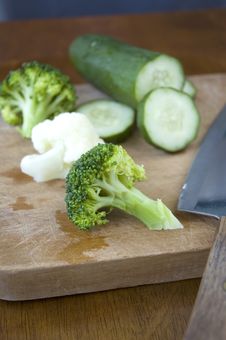 Broccoli On Cutting Board Royalty Free Stock Images Broccoli On Cutting Board Royalty Free Stock Images