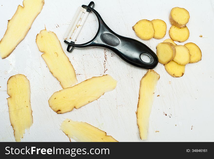 Cutting ginger in two different ways. Cutting ginger in two different ways