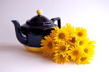 Sunflowers And Teapot Royalty Free Stock Photo Sunflowers And Teapot Royalty Free Stock Photo