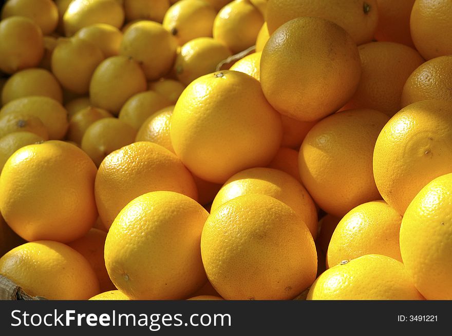Oranges and lemon sold on the vendor