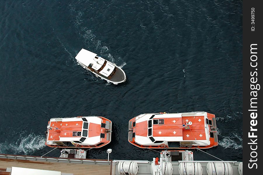 Tenders docked to a Cruiser