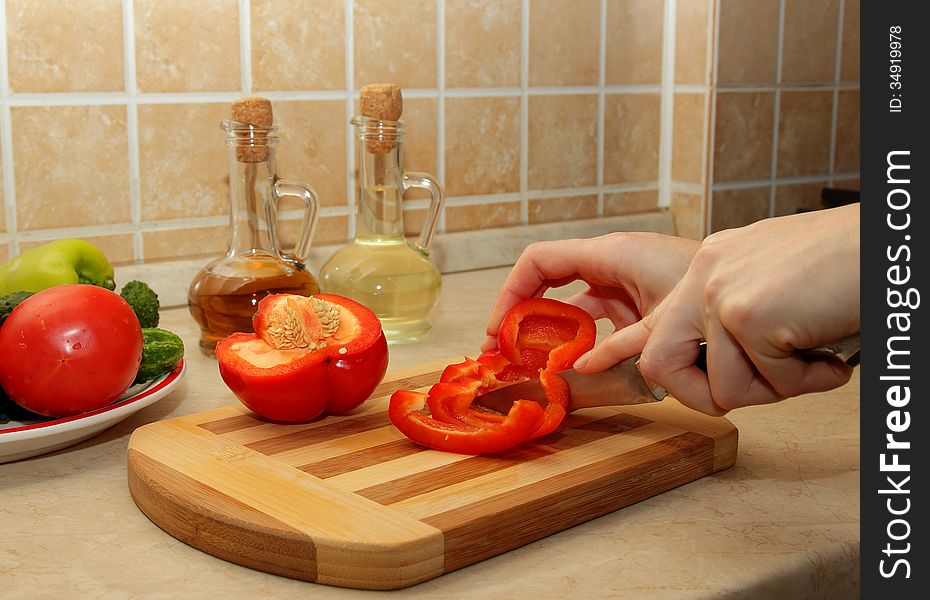 Cutting red pepper on a cutting board