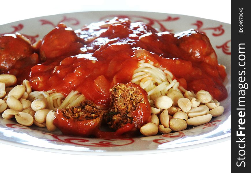 Pasta With Tomato Sauce and Meat Balls