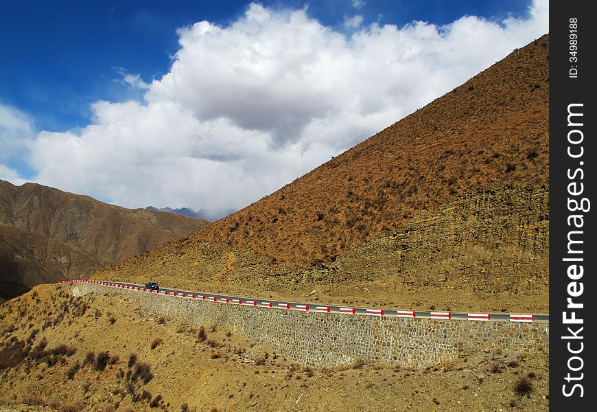 Lhasa asphalt road has been in all directions. Lhasa asphalt road has been in all directions.