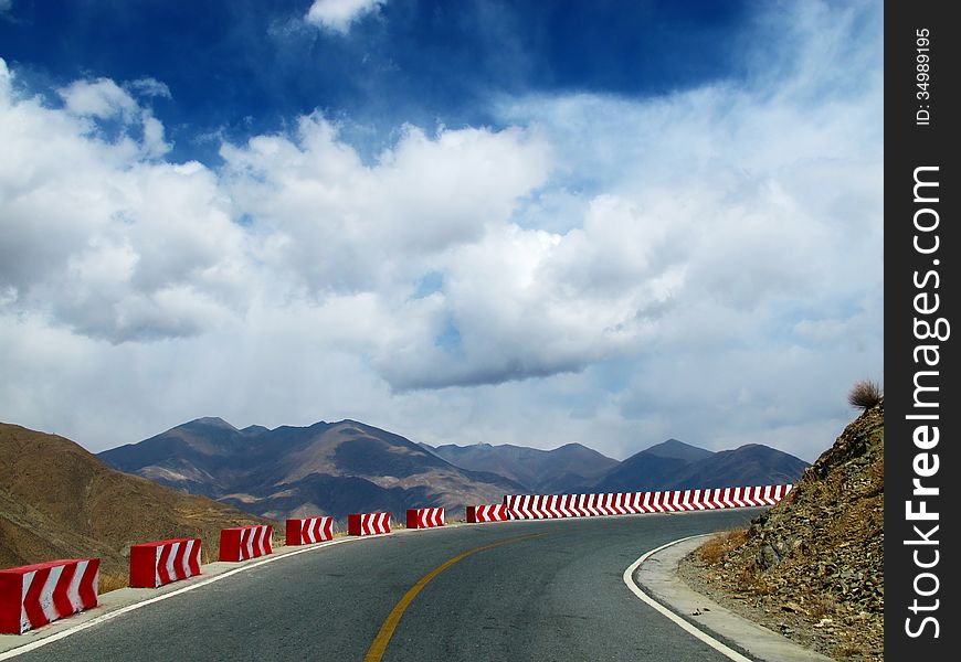 Lhasa asphalt road has been in all directions. Lhasa asphalt road has been in all directions.