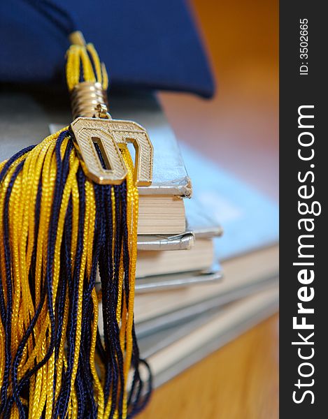 An image of a 2007 graduation cap, and books
