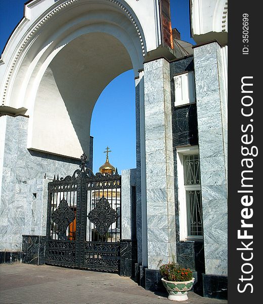 Arc near entry to Tashkent Orthodox eparchy