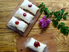 Pastry Filled With Whipped Cream Royalty Free Stock Images Pastry Filled With Whipped Cream Royalty Free Stock Images