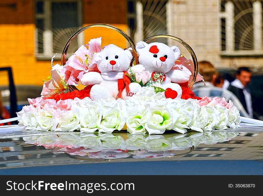 Wedding rings are traditional wedding car decorations