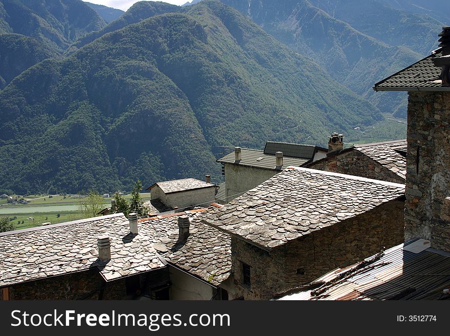 A glimpse of roofs of pioda in the Alps