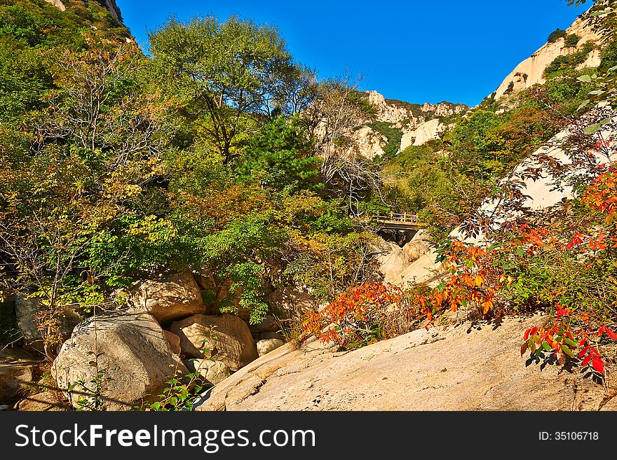 The photo taken in China's Hebei province qinhuangdao city,Zu mountain scenic spot,the gallery valley.The time is October 3, 2013. The photo taken in China's Hebei province qinhuangdao city,Zu mountain scenic spot,the gallery valley.The time is October 3, 2013.