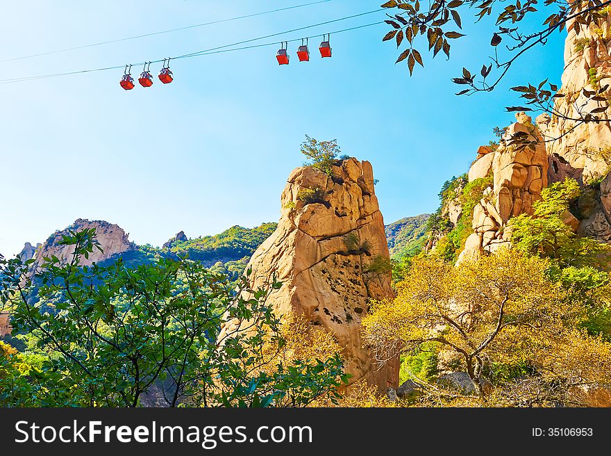 The telphers and autumn cliff of gallery valley of Zu mountain