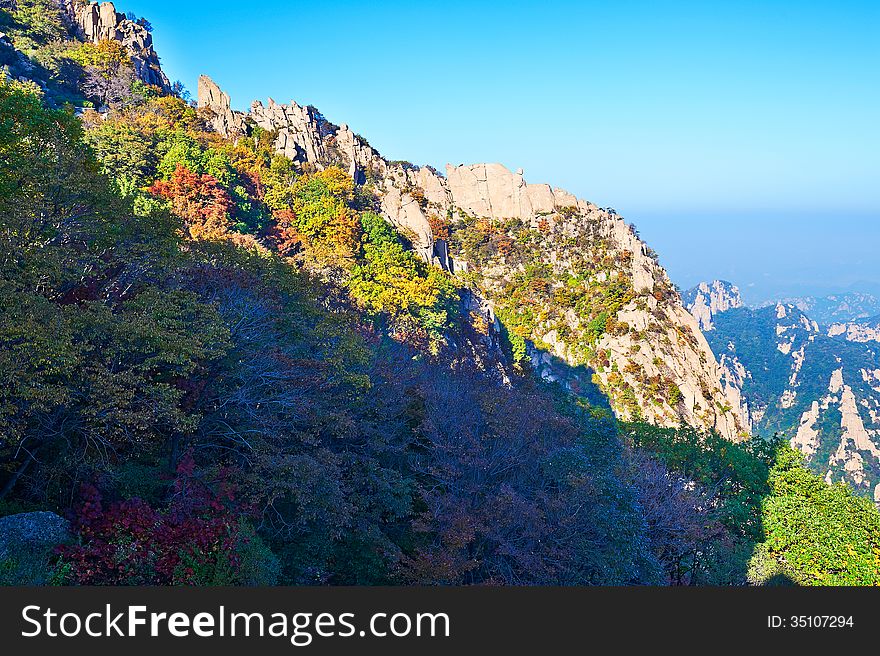 The towering peak of Zu mountain